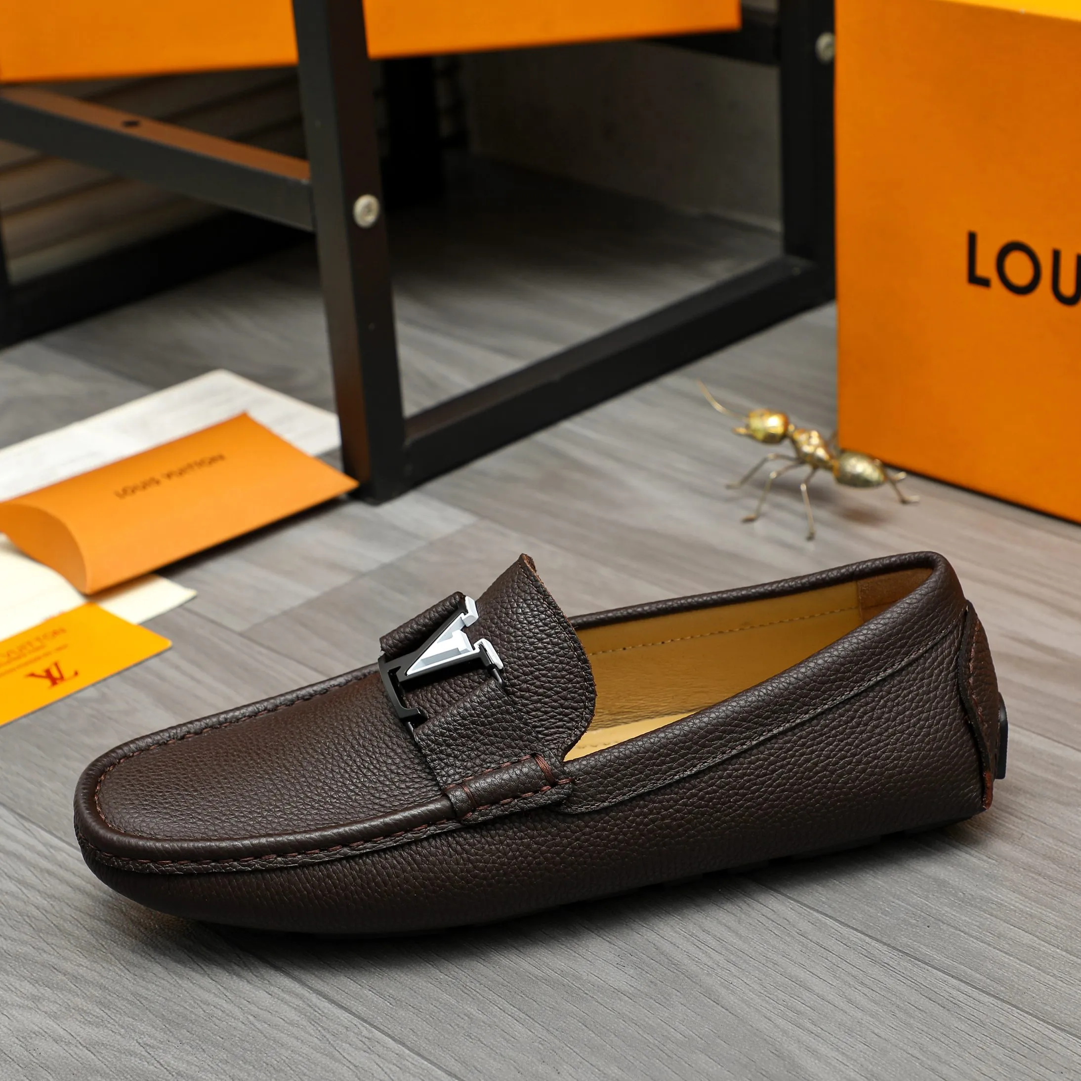 Men's shoes 💰420 Product trademark: LV "Louis Vuitton" casual slip-on shoes Regular size: 38-46 (45.46 custom-made, non-returnable) Product materials: Selected pebbled cowhide upper, sheepskin lining, original rubber outsole